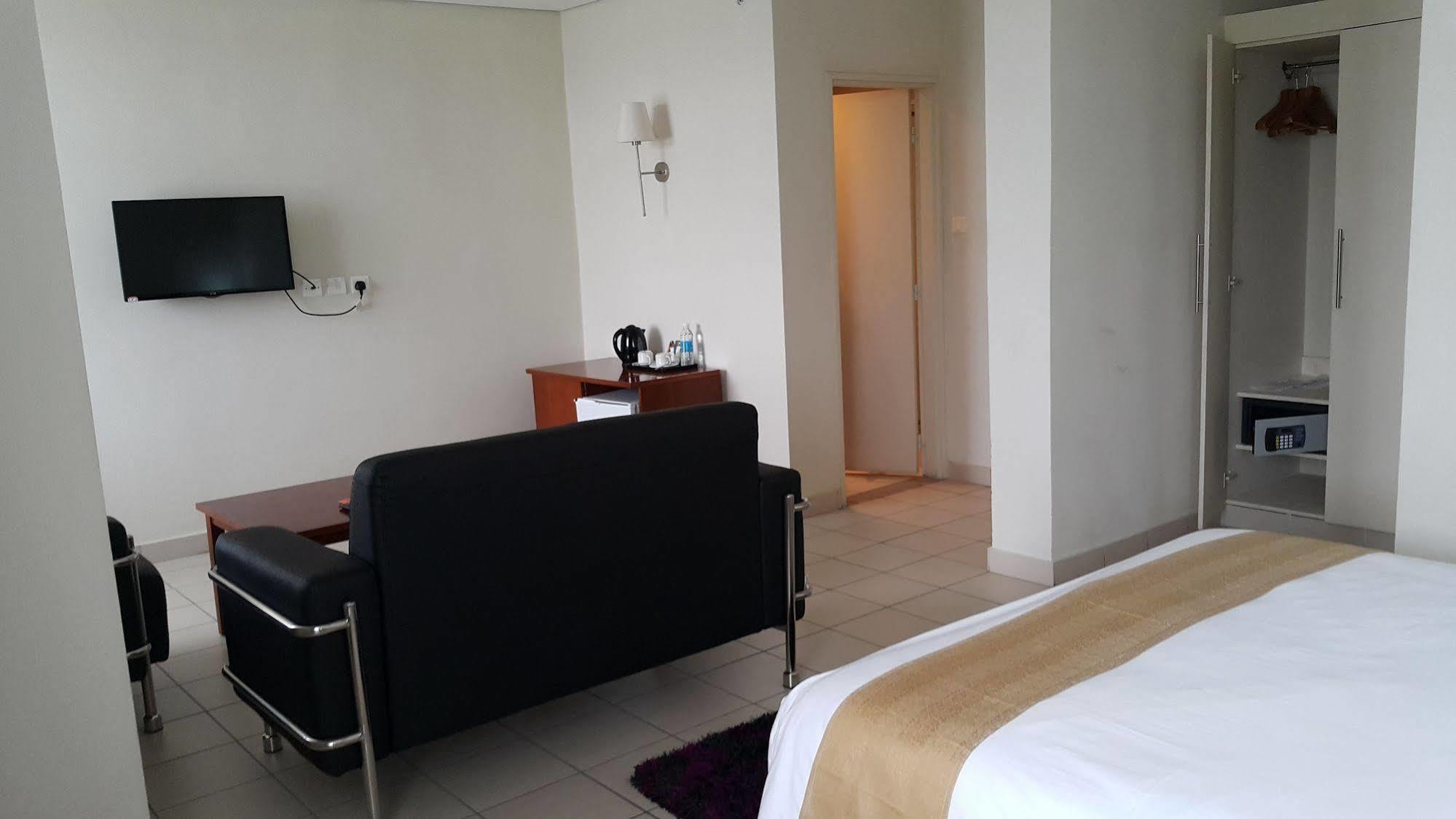 Tinapa Lakeside Hotel Calabar Extérieur photo